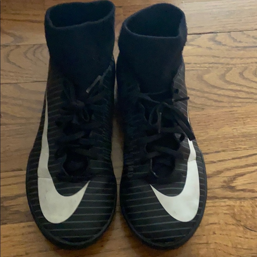 Soccer turf shoes